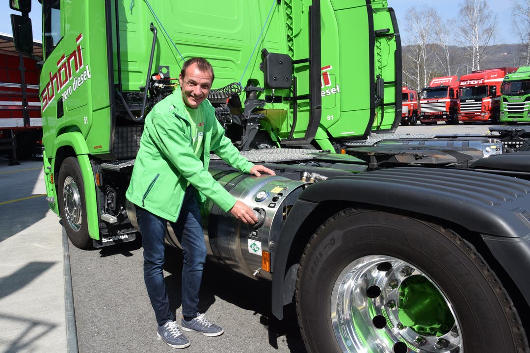 Lastwagenchauffeur Peter Bräuchi erklärt, wie das Betanken des mit Gas betriebenen Lastwagens funktioniert.