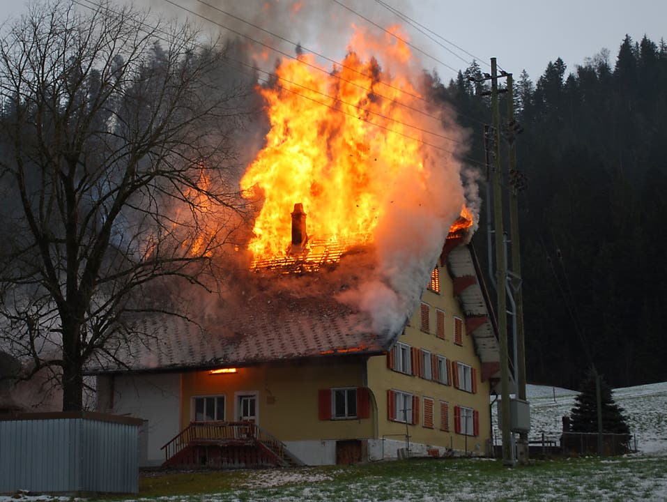 Escholzmatt-Marbach LU, 21. Dezember In einer Wohnung in einem Haus unweit der Strasse zwischen Marbach LU und Escholzmatt ist am Freitagvormittag ein Brand ausgebrochen. Verletzt wurde niemand, das Gebäude wurde stark beschädigt.