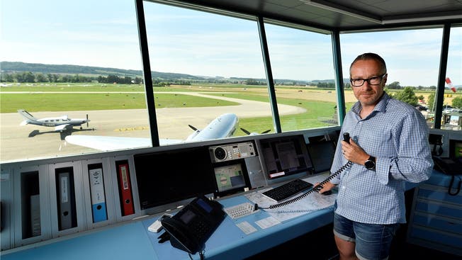 Simon Dietiker, einer der drei Fluglotsen im Tower Grenchen, an seinem Arbeitsplatz über dem Flugplatz.