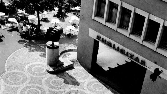 Franz Pabst (1927–2000) schuf zahlreiche Kunstwerke im Raum Baden-Brugg. Im Bild der «Hahn» am ursprünglichen Standort vor dem Café Glas um 1970.