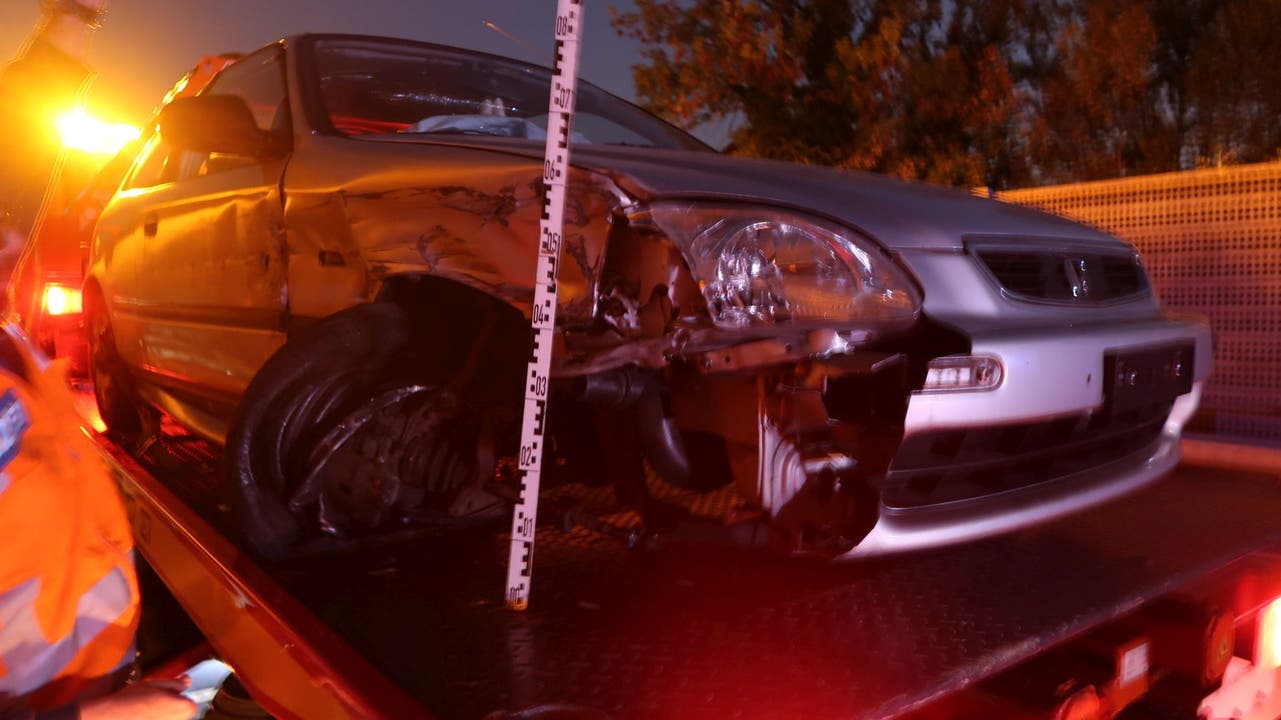 Liestal BL, 21. Oktober Am Sonntagabend, kurz nach 18.30 Uhr, verursachte ein alkoholisierter Autolenker auf der A22 in Fahrtrichtung Basel einen Selbstunfall. Der Lenker wurde dabei leicht verletzt. Das stark beschädigte Fahrzeug musste abgeschleppt werden.