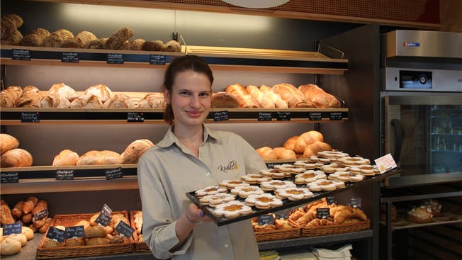 Verkäuferin Jasmin Pfammatter von der Bäckerei Köchli in Wohlen freut sich vor allem, wenn die Leute ihre Päckli abholen und sich über die Leckereien freuen.