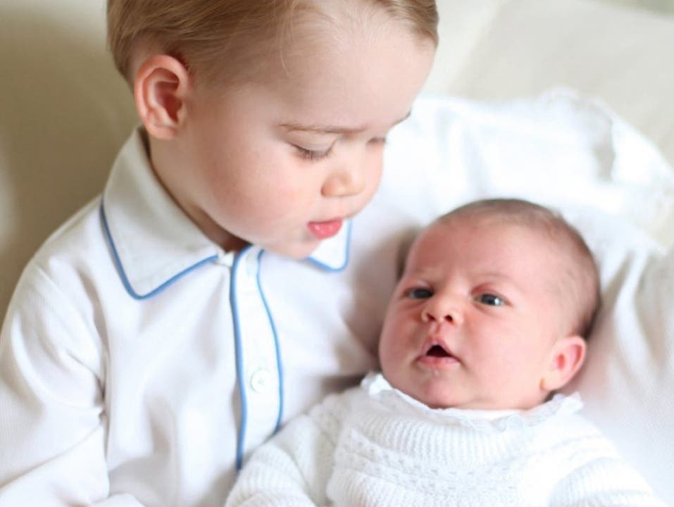 Prinz George (l.) und Prinzessin Charlotte im Mai 2015.