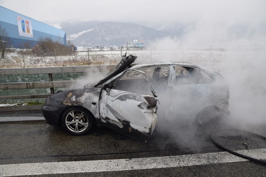 Neuendorf SO, 5. Januar: Aus noch unbekannten Gründen ist ein Auto auf der A1 komplett ausgebrannt. Der Fahrer konnte sich rechtzeitig in Sicherheit begeben und blieb unverletzt.