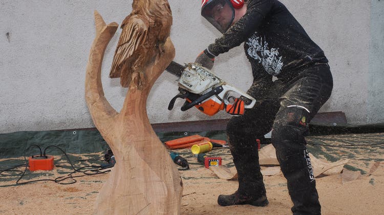 Holzkunst auf dem Fabrikgelände – neuer Inhaber der Schreinerei Spicher stellt sich vor