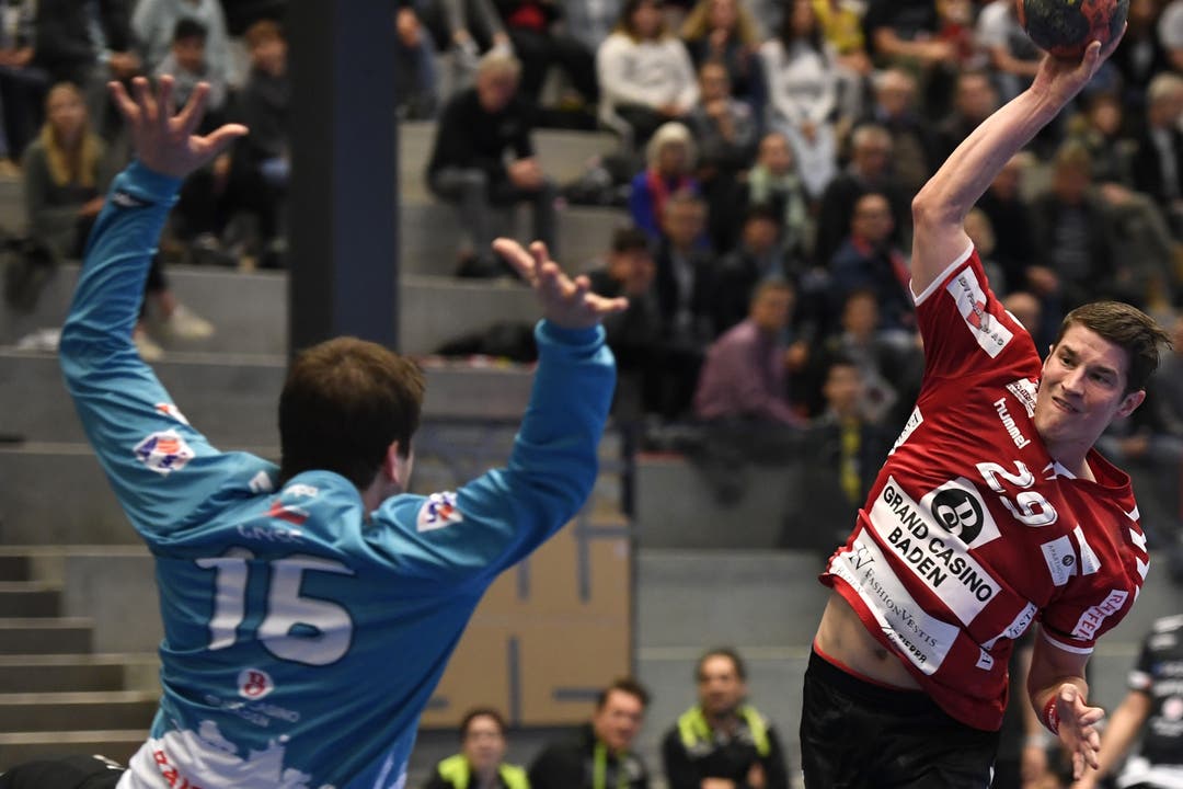 Handball, NLB: TV Endingen - STV Baden Sebastian Kündig (rechts, TV Endingen) gegen Goalie Michael Wyss.
