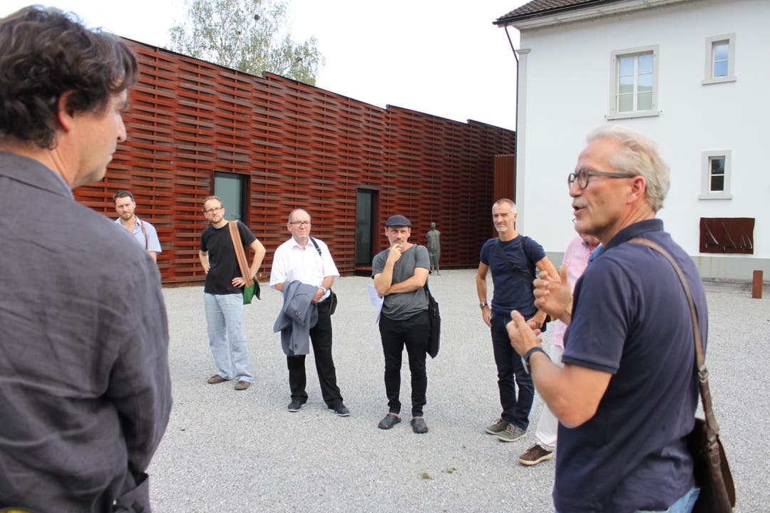 Architekt Jürg Stäuble (rechts) erläutert seinen Kunsthaus-Anbau von 2008