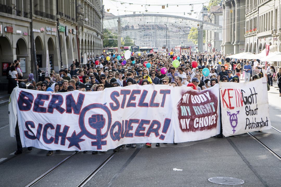 Gegner der Kundgebung "Marsch fürs Läbe" demonstrieren in der Berner Innenstadt