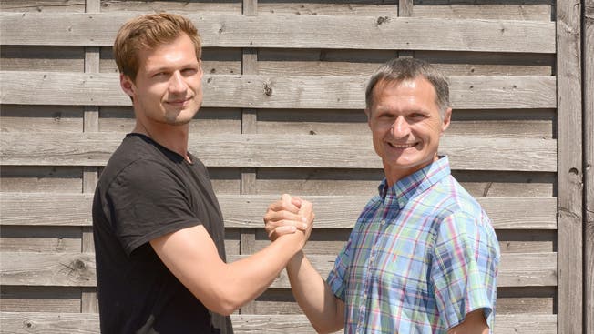 Freundlicher Handschlag: Dawid Skrzypczak (links) und sein Vater Dariusz freuen sich auf das heutige Familienduell. PKA