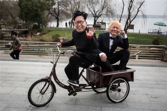 Ob US-Präsident Trump und der nordkoreanische Diktator Kim auch so gute Laune haben werden wie diese zwei maskierten Männer?Getty Images