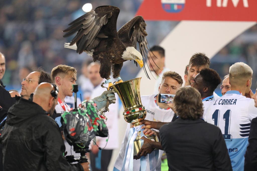 Der Seeadler von Lazio krallte sich den Pokal.