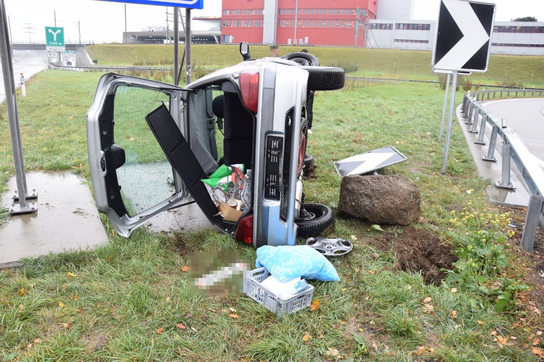 Rothrist AG, 2. November Auf der Autobahnausfahrt bei Rothrist baute ein Lenker einen Selbstunfall. Er crashte mit seinem Auto in die Leitplanke und eine Signaltafel. Sein Beifahrer und er wurden leicht verletzt.