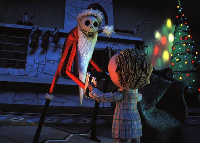 Nightmare Before Christmas (1993, Henry Selick) Der König von Halloween Town hat die Nase voll vom Gruselfest und möchte stattdessen Weihnachtsfreude verbreiten. Der Stopptrickfilm trägt die Handschrift des Produzenten Tim Burton: Er ist skurril, morbid, witzig und hat Songs mit Ohrwurmcharakter.
