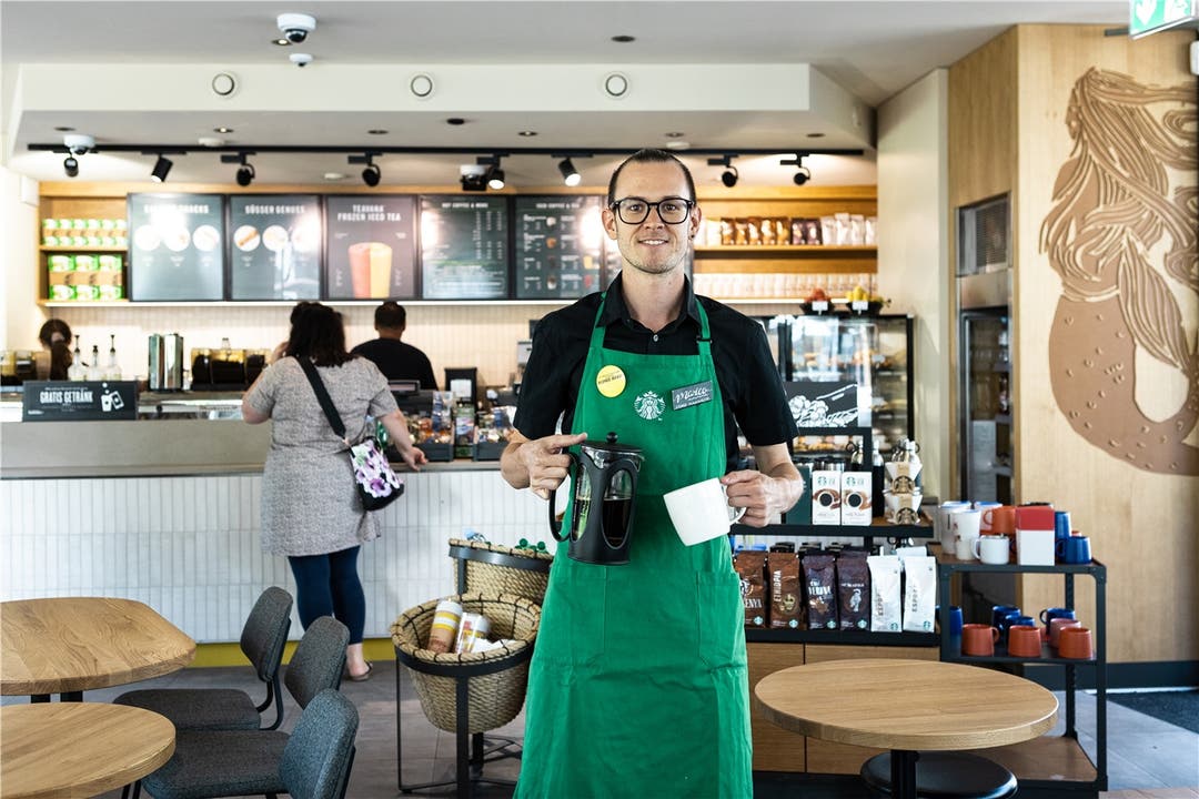 Aarau, 15. August: Das «Coffee House» ist total renoviert worden. Starbucks-Store-Manager Marco Schwarz (26) ist in Aarau Chef über zehn Angestellte. Es sollen bald noch mehr sein.
