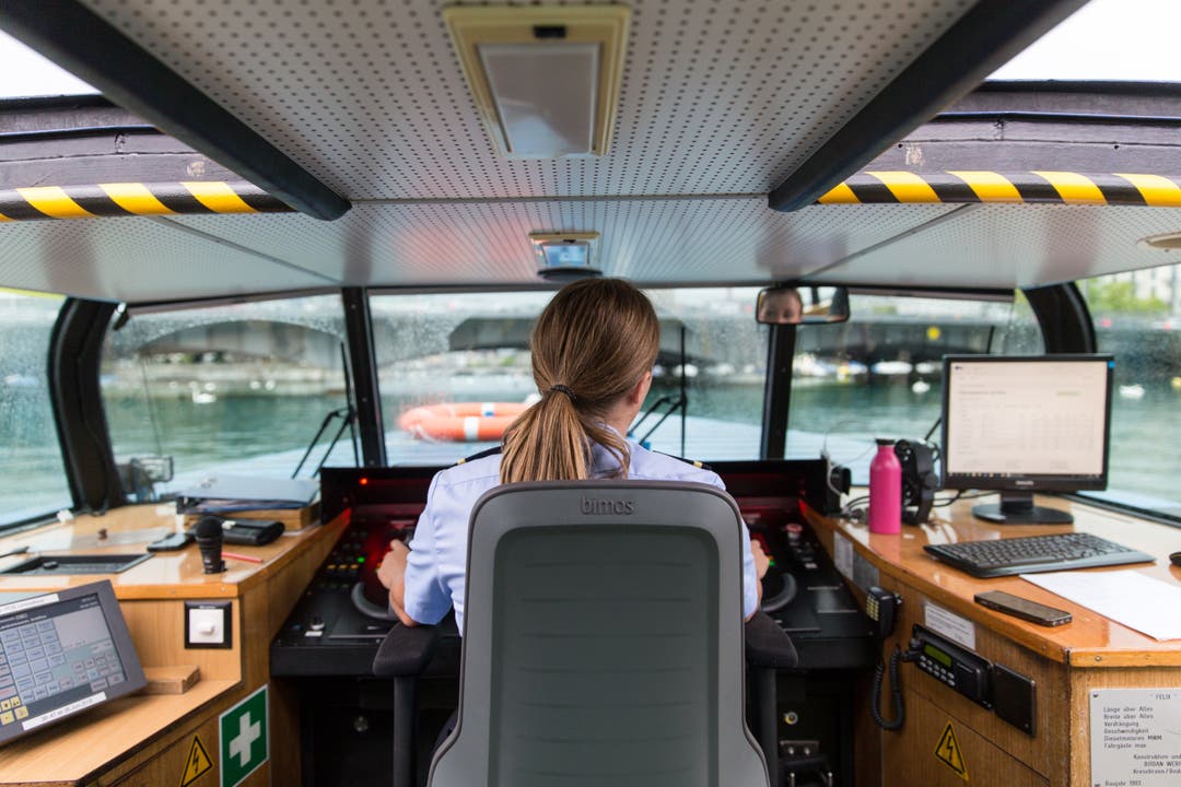  Adriana Holdener im Cockpit des Limmatschiffs.