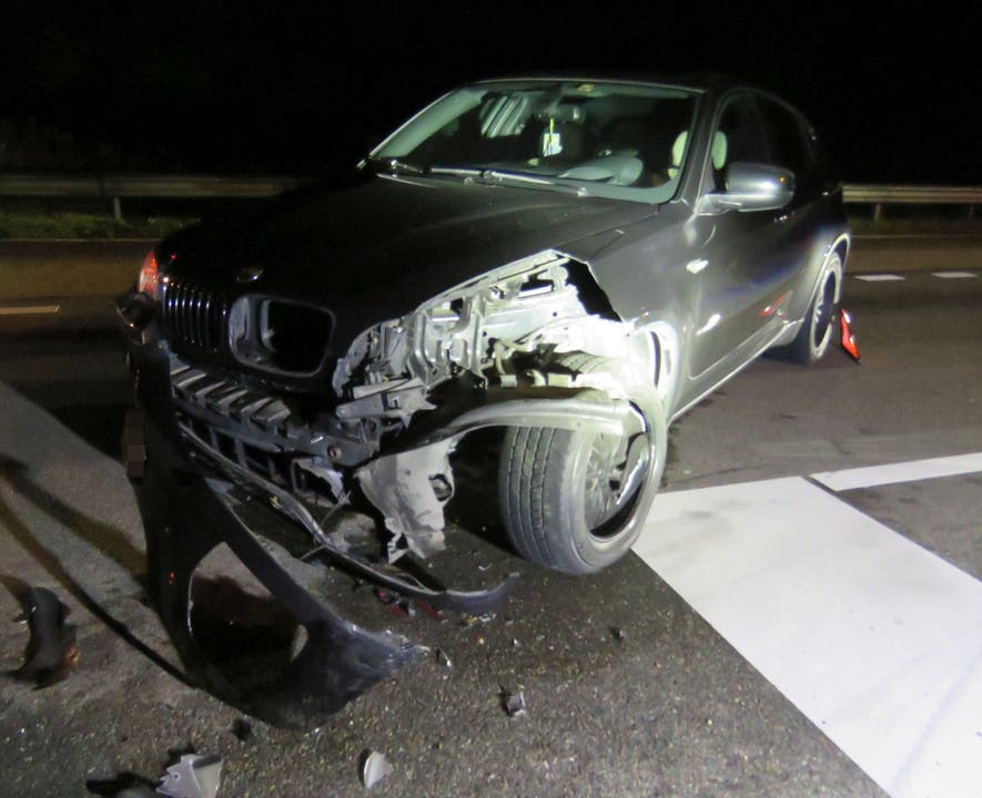 Eiken AG, 11. November In Eiken ist es zu einem Verkehrsunfall gekommen. Nach der heftigen Kollision wurden ein junger BMW-Fahrer (18) und sein Beifahrer zur Kontrolle ins Spital gebracht.