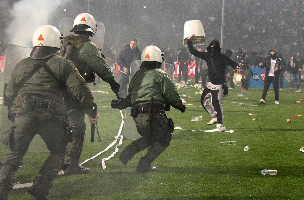Manchmal arten die Fussballspiele aber auch aus, wie hier bei einem Cupspiel gegen Rivale Olympiakos.