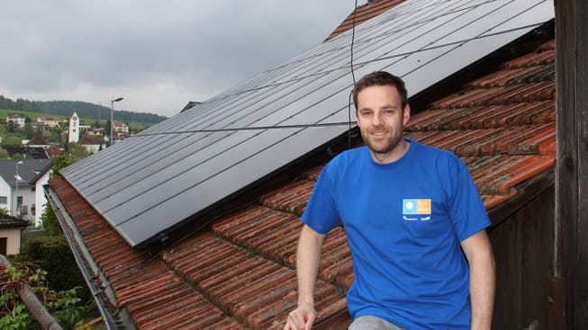 Daniel Schäubli hat sein Elternhaus in Lengnau mit Solarpanels aufgerüstet. Zum «Tag der Sonne» lädt er Besucher dazu ein, die Anlage zu besichtigen und sich über Sonnenenergie zu informieren.