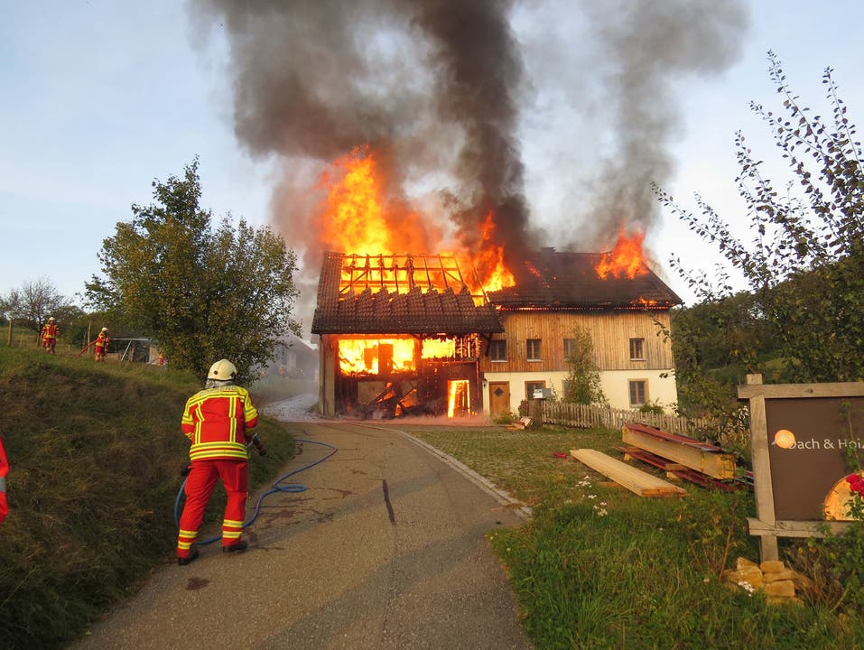 Bözberg AG, 29. September Ein Bauernhaus geriet am Samstagnachmittag in Vollbrand. Verletzt wurde niemand, das Wohnhaus wurde komplett zerstört.