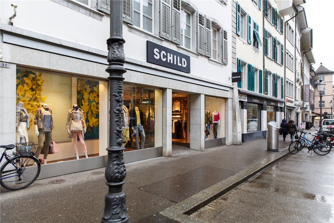 Das Modehaus Schild an der Gurzelngasse war 60 Jahre präsent Die Migros-Tochter Globus übernahm Schild 2013, und entschied sich, die Solothurner Filiale auf Ende 2018 zu schliessen.
