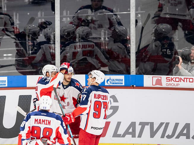 Moskaus Spieler jubeln auf Schweizer Eis, unter ihnen auch Kirill Kaprissow (rechts).