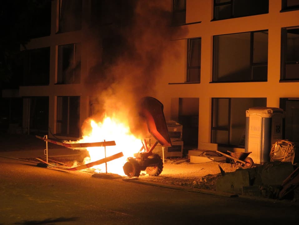 Reinach (BL), 10. August Eine unbekannte Täterschaft setzte auf dem Areal eines Mehrfamilienhaus-Neubaus eine Baumaschine (Dumper) in Brand. Die Polizei sucht Zeugen.
