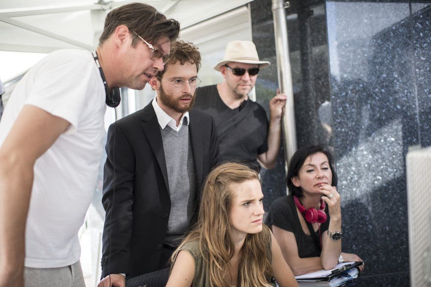 Dreharbeiten in Zürich zu «Wolkenbruchs wunderliche Reise in die Arme einer Schickse» Regisseur Steiner (links) mit seinen beiden Stars Joel Basman (bärtig) und Noémie Schmidt (blond).