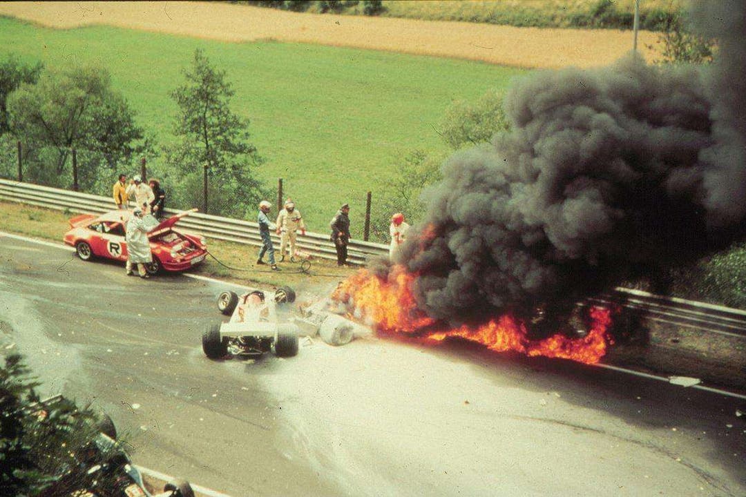 Die Formel-1-Legende Niki Lauda zieht sich beim Horrorunfall im Jahr 1976 auf dem Nürburgring schwerste Verbrennungen zu.