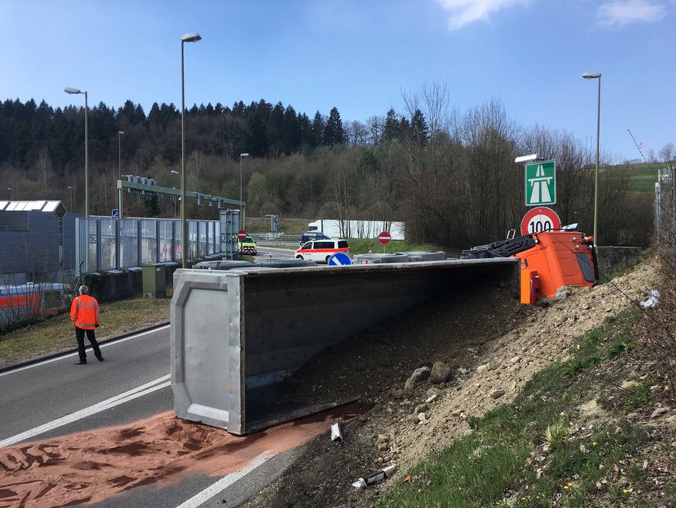 Urdorf ZH, 27. März: Ein Lastwagen ist in der Rechtskurve der Autobahneinfahrt Urdorf-Süd Richtung Bern/Zürich umgekippt. Die Einfahrt wurde für mehrere Stunden gesperrt. Der Chauffeur blieb unverletzt, es entstand jedoch ein Sachschaden.