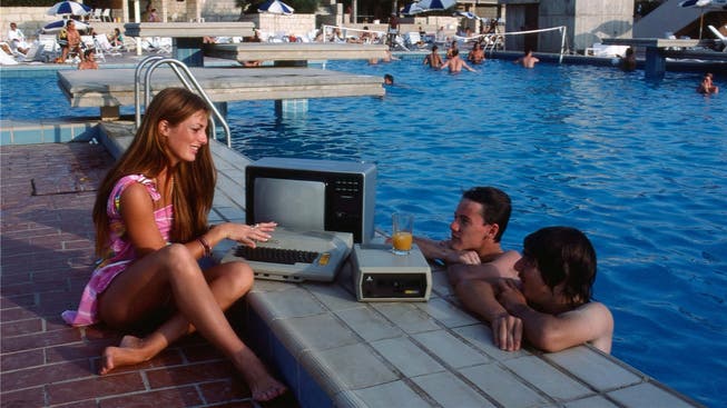 Dieses Bild war 1983 Teil einer Reportage aus einem sizilianischen Ferienklub, wo Touristen in den 80er-Jahren erste Programmierfähigkeiten lernen konnten. Direkt am Pool.