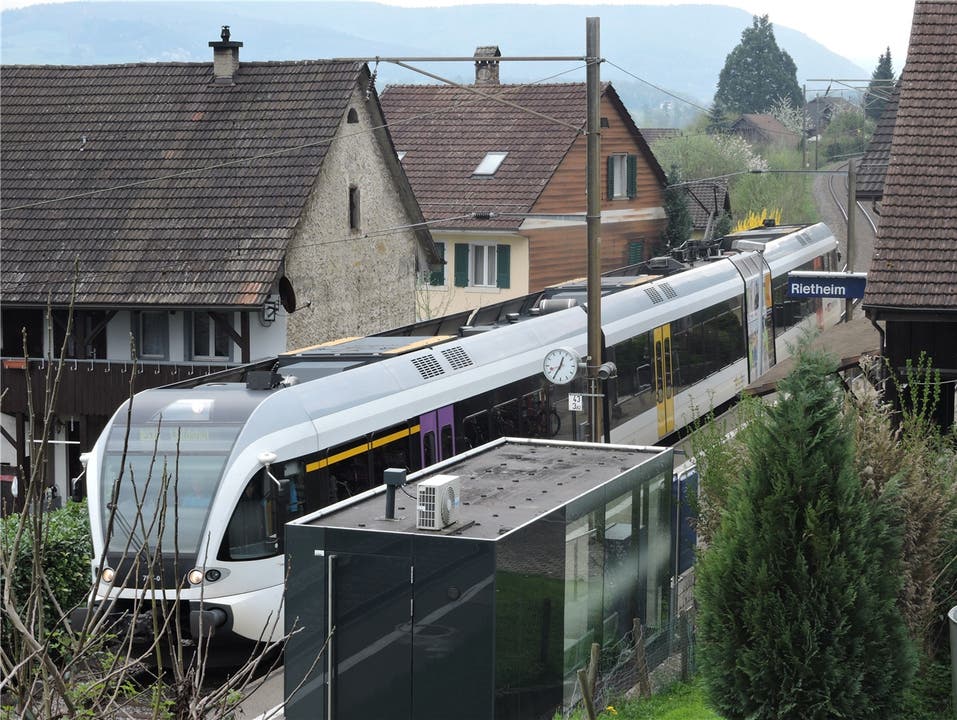 Rietheim: Der Zug fährt durchs Dorf.