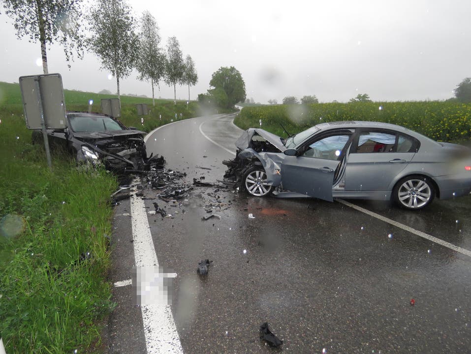 Zufikon AG, 20. Mai: Bei einer heftigen Frontalkollision sind zwei Fahrer verletzt worden. An den Autos entstand Totalschaden.
