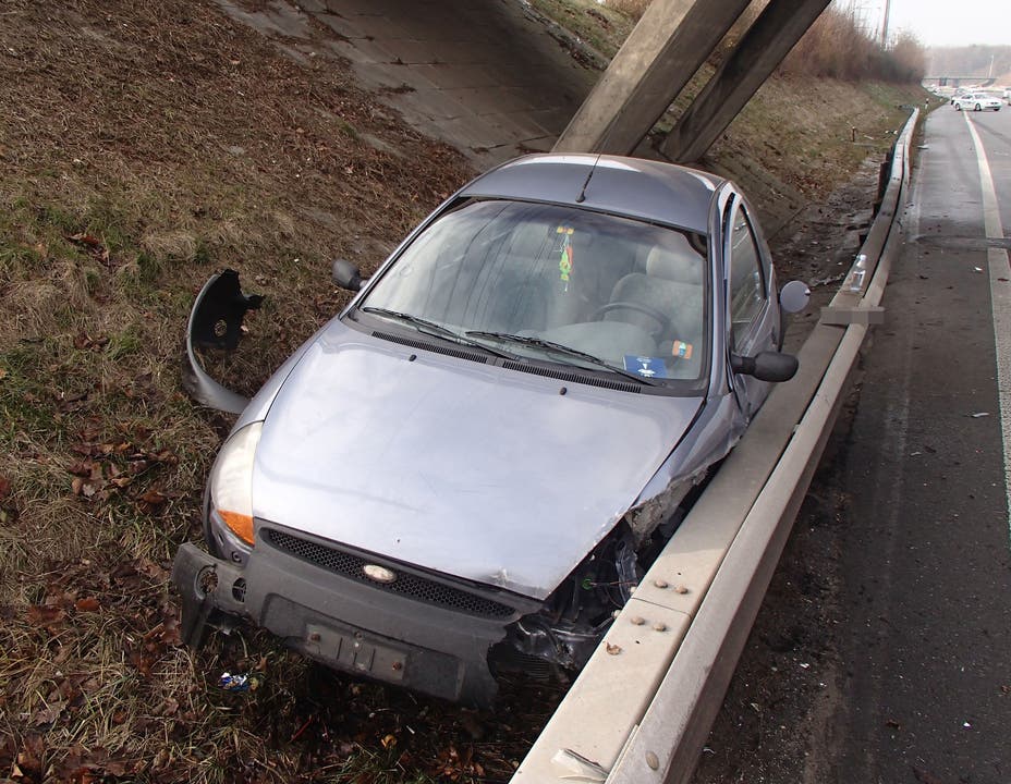 Schafisheim/A1, 20. Januar: Ein Autofahrer nickte am Steuer ein, worauf er die Kontrolle über sein Auto verlor. Beim Selbstunfall wurde niemand verletzt.