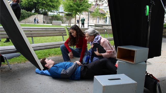 Die Darsteller Lucas Fischer, Lou Haltinner und Verena Bosshard während den Dreharbeiten zum Kurzfilm «Erste Hilfe bei einem epileptischen Anfall» auf dem Schlossplatz in Aarau (v. l.).