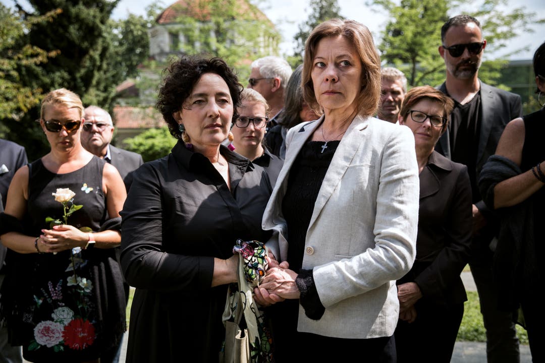 Folge 2: Caviezels Frauen in der Trauer vereint: Andrea Stockhausen-Bürgin als Gisela Härdi (l.), Catriona Guggenbühl als Verena Bühler.