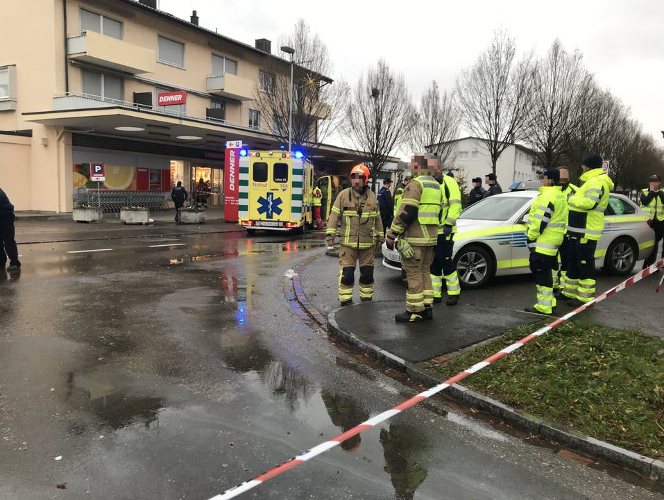 Bad Zurzach AG, 8. Dezember Ein Lieferwagenfahrer gerät in Bad Zurzach auf das Trottoir und kollidiert dort mit zwei Fussgängerinnen. Eine Frau (39) stirbt noch auf der Unfallstelle, eine zweite wird schwer verletzt ins Spital gefahren.