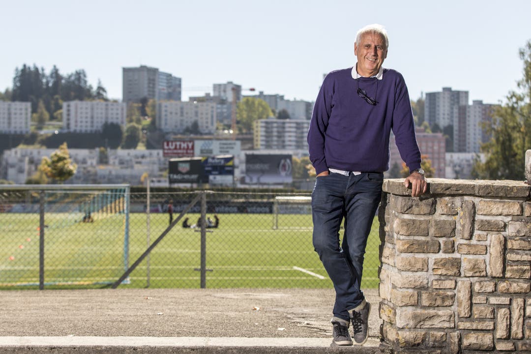 Kosovo-Nati-Trainer Bernard Challandes posiert im Stadion La Charrière in La Chaux-de-Fonds.        