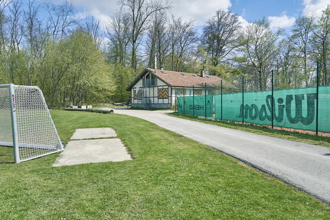 Auf der Allmend stehen auch das alte und das (frisch renovierte) neue Pfadiheim der Abteilung Hochwacht, das Jungwachtheim und der Tennisclub Baden.