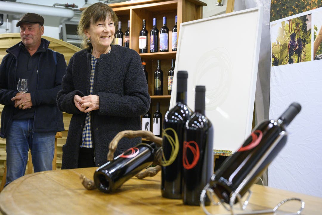 Künstlerin Ursula Rutishauser hat die diesjährige Etikette für den Badener Stadtwein entworfen.