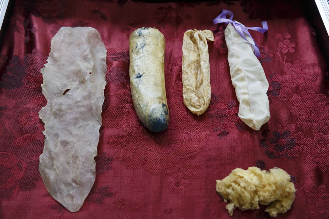 Verschiedene Kondome: Gewachstes Seidenkondom (links) und zwei aus einem Schafblinddarm.