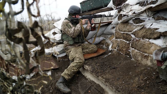 Ukrainischer Soldat in Position: Im Osten toben Feuergefechte mit prorussischen Separatisten.