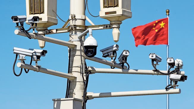 Chinesische Flagge hinter Überwachungstechnik Peking exportiert fleissig Überwachungssysteme.