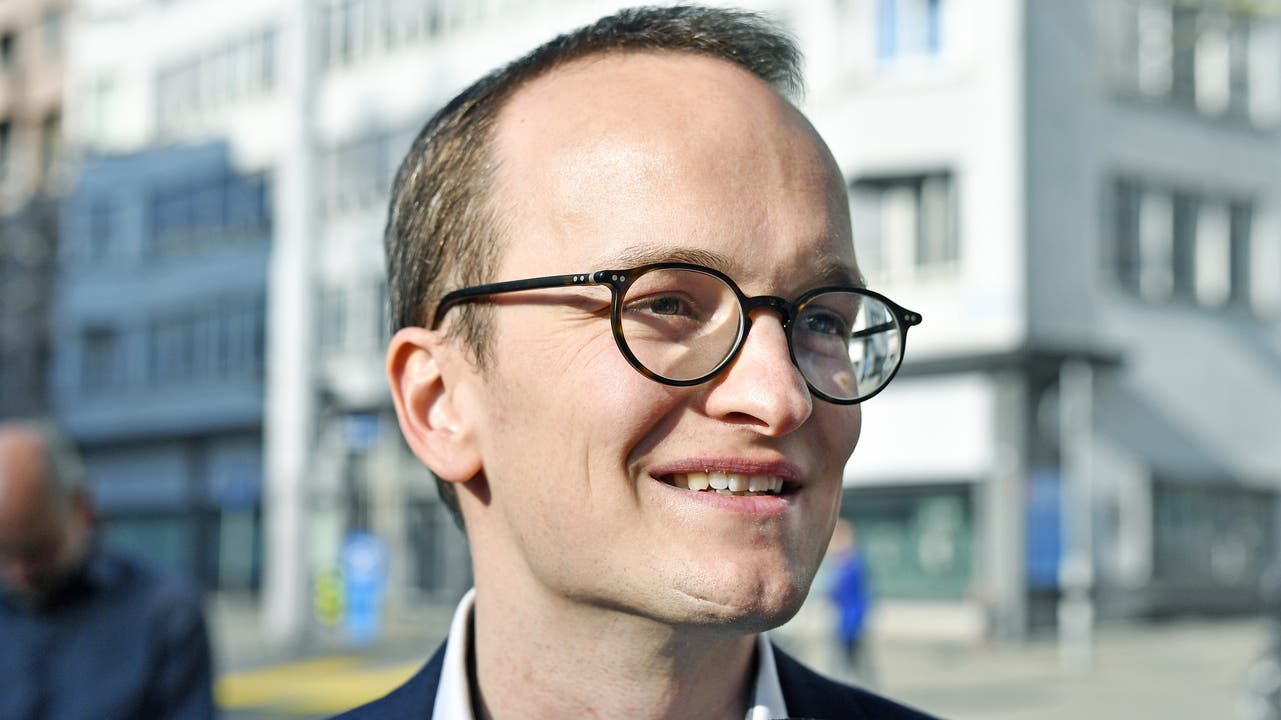 Martin Neukom, (Grüne) strahlt im Mediencenter bei den kantonalen Wahlen