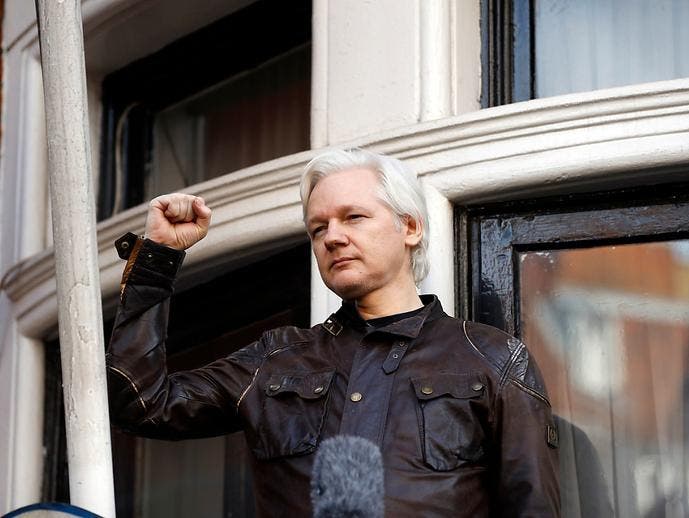 Julian Assange bei einem Auftritt auf dem Balkon der Niederlassung Ecuadors in London. (Archiv)