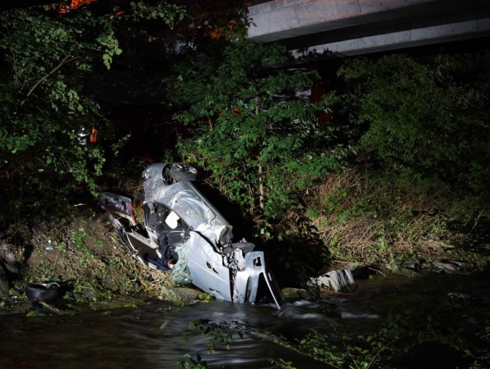 Baar ZG, 30. Mai: Ein Autofahrer ist mit seinem Wagen von der Strasse abgekommen und mehrere Meter tief auf die Uferböschung der Lorze gestürzt. Er starb noch am Unfallort.