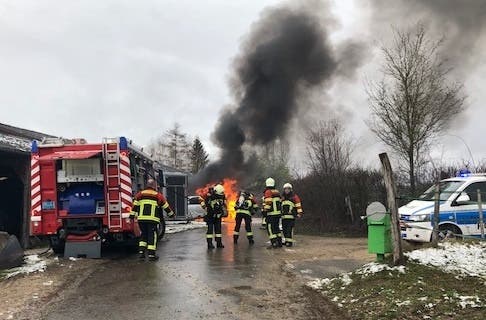 Ueken AG, 6. Januar: Bei einem Autobrand in Ueken wurden zwei Autos total zerstört. Verletzt wurde niemand.