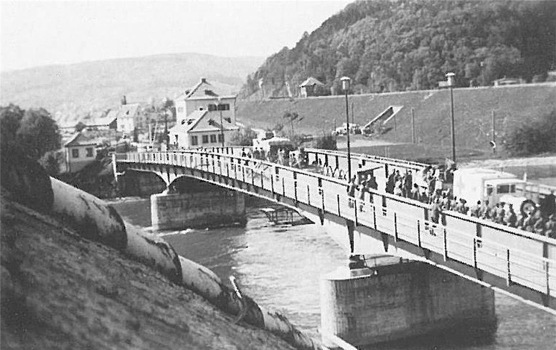 Ein Bild aus alten Zeiten vom 24. April 1945: Eine deutsche Sanitätskolonne passiert die Brücke von Waldshut-Koblenz.