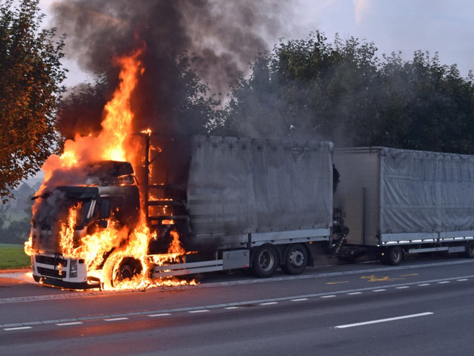Sempach LU, 18. Oktober Ein Lastwagen mit Anhänger ist auf dem Weg von Sempach nach Hildisrieden in Brand geraten. Verletzt wurde niemand, die Feuerwehr konnte das Feuer rasch löschen.