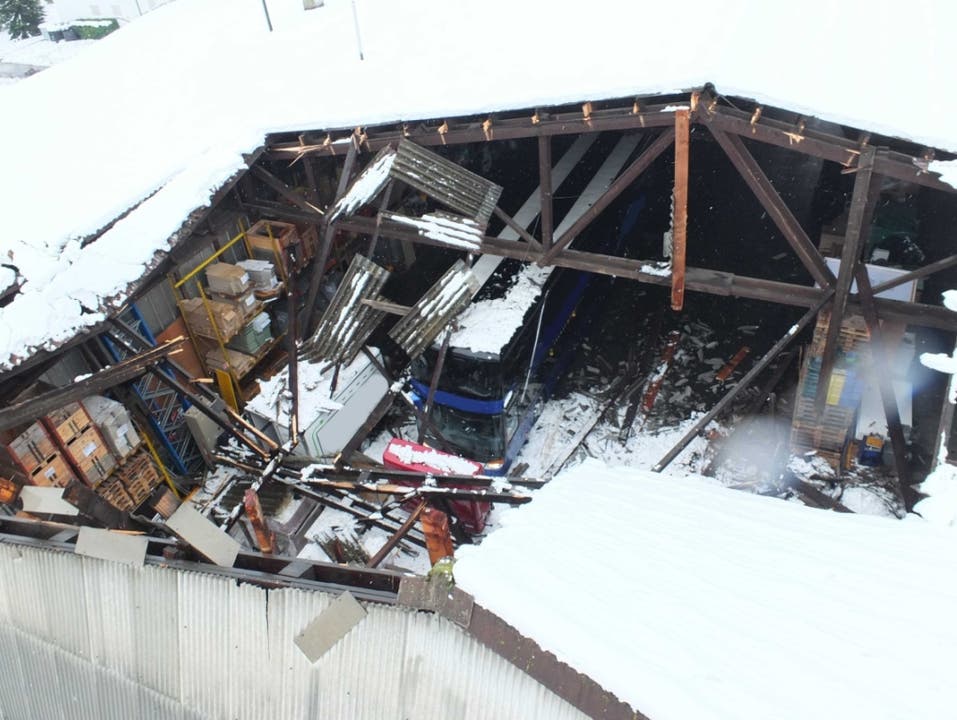Altstätten SG, 6. Januar: Schnee zu schwer: Das Dach dieser Einstellhalle ist am Sonntag teilweise eingestürzt. Verletzt wurde niemand. Der Sachschaden dürfte jedoch mehr als hunderttausend Franken betragen.