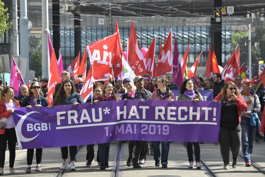 Auch der 1. Mai-Umzug in Basel stand im Zeichen des Frauenstreiks.